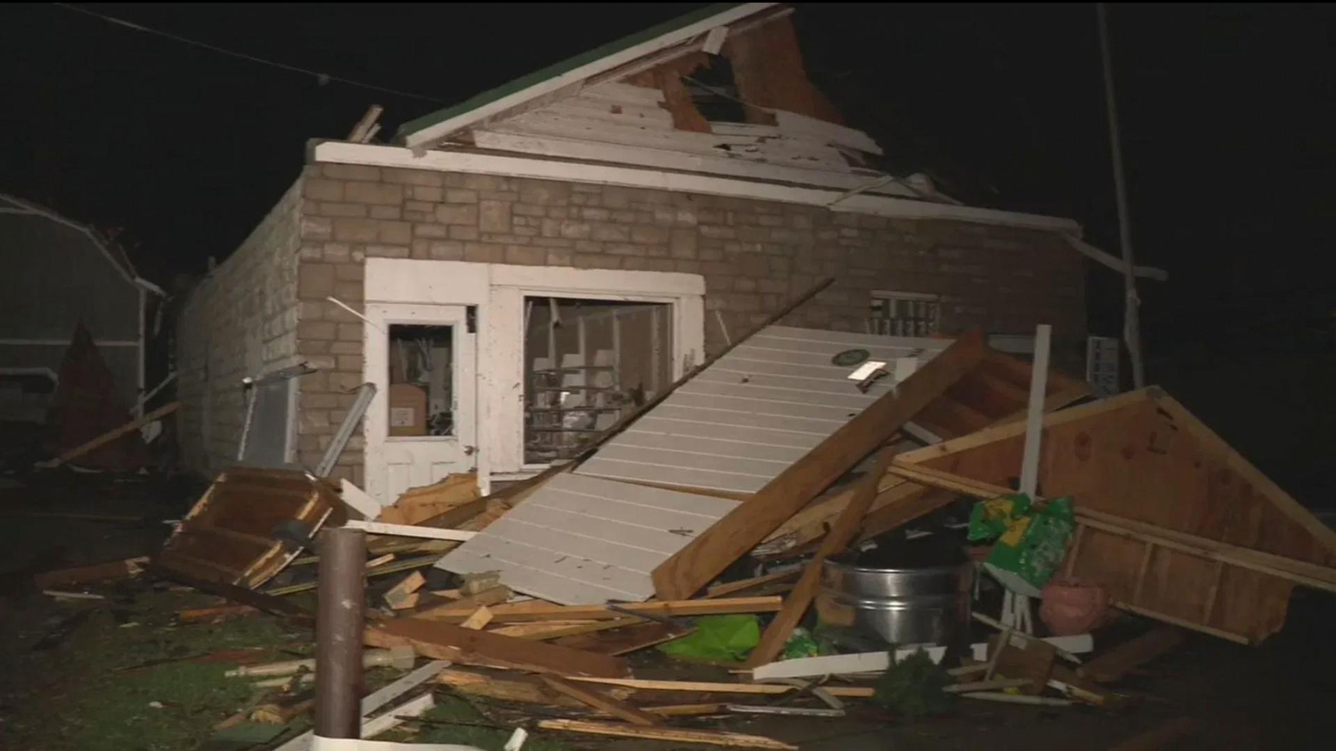 Lakeview: Auf dem Standbild, aus einem vom Fernsehsender WSYX zur Verfügung gestellten Video, sind die Schäden eines Unwetters an einem zerstörten Haus zu sehen. Lakeview: Auf dem Standbild, aus einem vom Fernsehsender WSYX zur Verfügung gestellten Video, sind die Schäden eines Unwetters an einem zerstörten Haus zu sehen.
