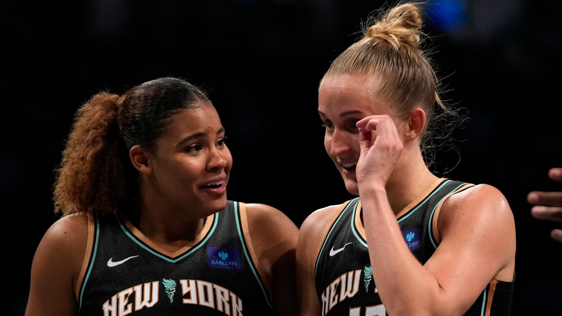 New York Liberty's Nyara Sabally und Leonie Fiebich freuen sich über ihren Sieg.