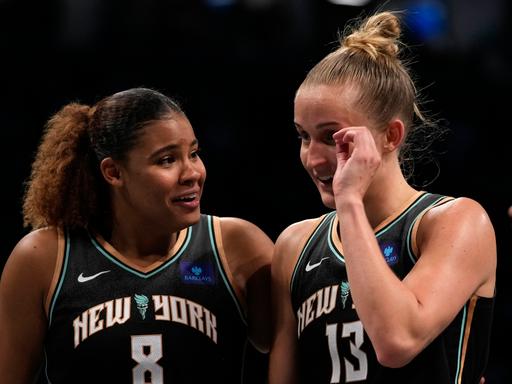 New York Liberty's Nyara Sabally und Leonie Fiebich freuen sich über ihren Sieg.