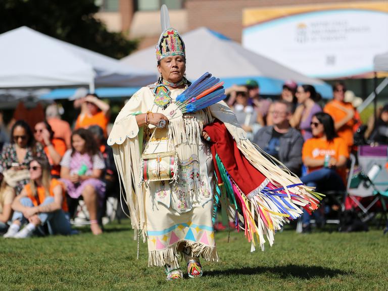 Eine Tänzerin tritt vor Publikum beim 26. Community Pow Wow auf, das von den Native Child and Family Services of Toronto im Dufferin Grove Park in Toronto am "Nationalen Tag für Wahrheit und Versöhnung" veranstaltet wurde. 


TORONTO, CANADA - SEPTEMBER 30 : Dancers perform during the 26th Annual Community Pow Wow, held by Native Child and Family Services of Toronto, at Dufferin Grove Park on the 'National Day for Truth and Reconciliation' on September 30, 2023 in Ontario, Canada. (Photo by Mert Alper Dervis/Anadolu Agency via Getty Images)