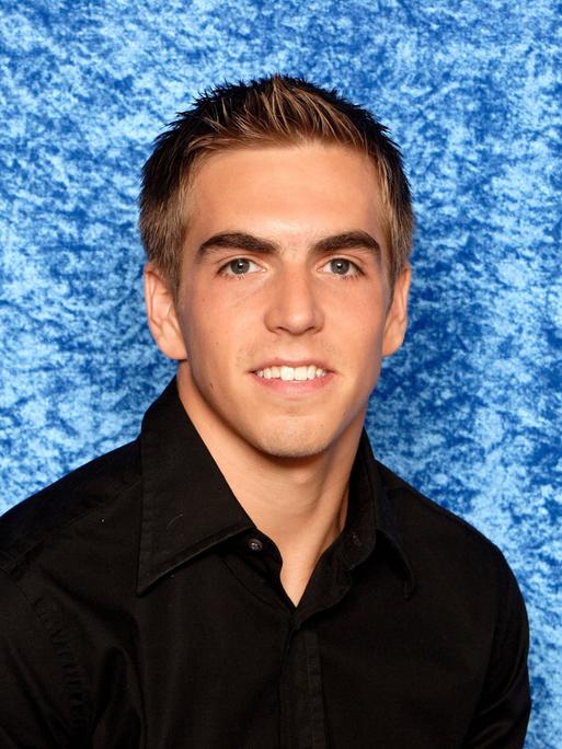 Poträt des Fußballers Philipp Lahm im schwarzen Hemd vor blauem Hintergrund. Poträt des Fußballers Philipp Lahm im schwarzen Hemd vor blauem Hintergrund.