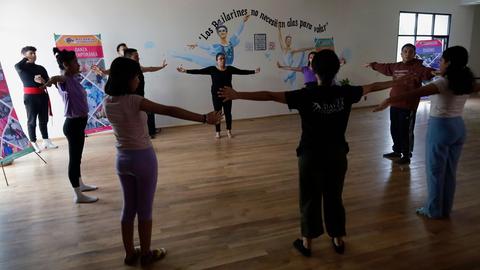 Im Stadtteilzentrum Utopia Ixtapalcalli im Bezirk Iztapalapa in Mexiko-Stadt probt eine Tanzgruppe. Im Stadtteilzentrum Utopia Ixtapalcalli im Bezirk Iztapalapa in Mexiko-Stadt probt eine Tanzgruppe.