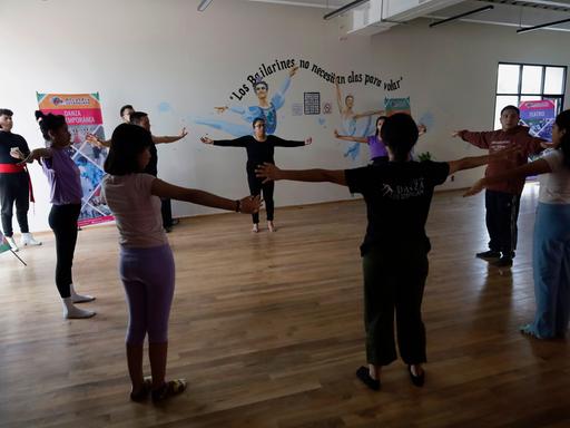 Im Stadtteilzentrum Utopia Ixtapalcalli im Bezirk Iztapalapa in Mexiko-Stadt probt eine Tanzgruppe.