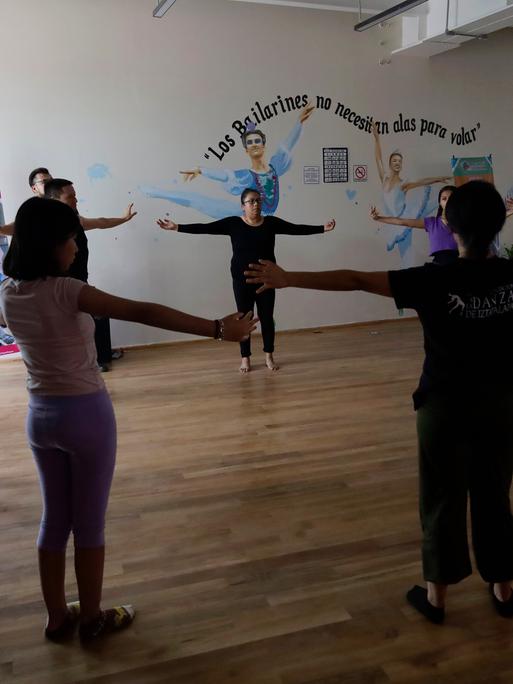 Im Stadtteilzentrum Utopia Ixtapalcalli im Bezirk Iztapalapa in Mexiko-Stadt probt eine Tanzgruppe.