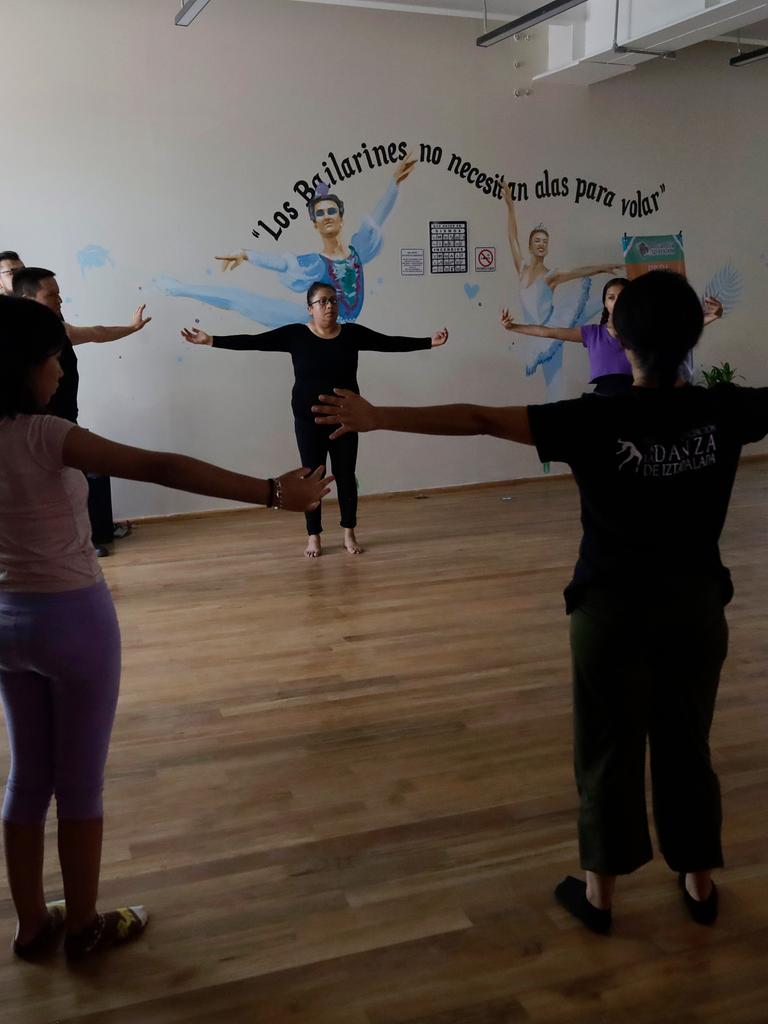 Im Stadtteilzentrum Utopia Ixtapalcalli im Bezirk Iztapalapa in Mexiko-Stadt probt eine Tanzgruppe.