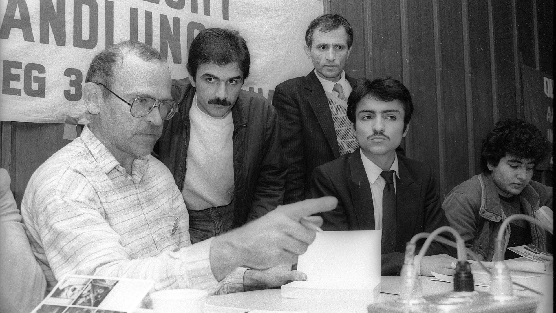 1985: Günter Wallraff stellt sein Buch "Ganz unten" in Anwesenheit seiner ehemaligen Arbeitskollegen in Duisburg vor. Er zeigt mit dem Finger ins Publikum. 1985: Günter Wallraff stellt sein Buch "Ganz unten" in Anwesenheit seiner ehemaligen Arbeitskollegen in Duisburg vor. Er zeigt mit dem Finger ins Publikum.