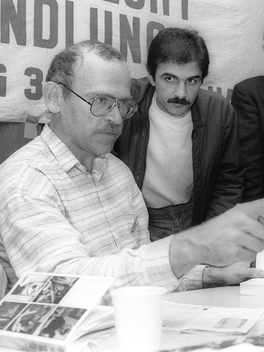 1985: Günter Wallraff stellt sein Buch "Ganz unten" in Anwesenheit seiner ehemaligen Arbeitskollegen  in Duisburg vor. Er zeigt mit dem Finger ins Publikum.