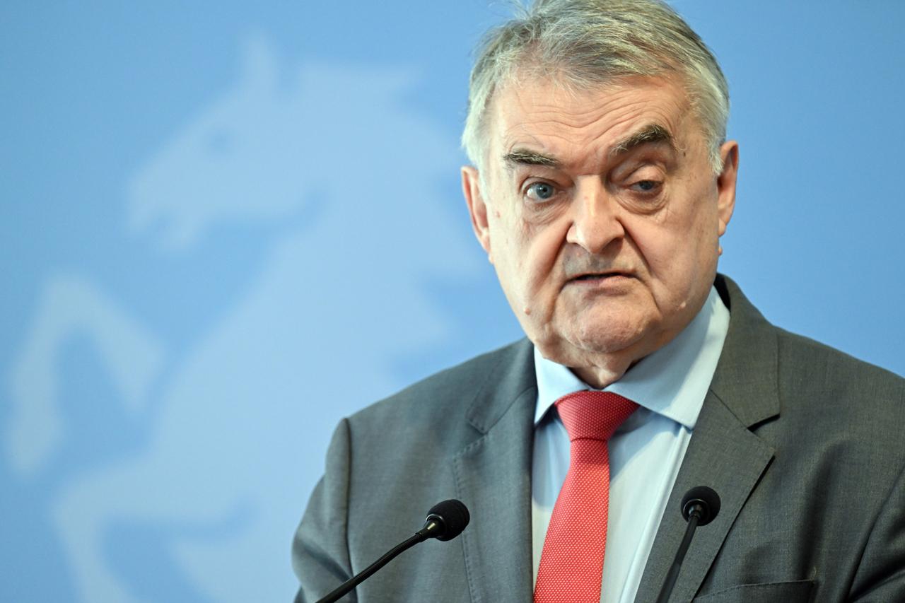 Herbert Reul (CDU), Innenminister von Nordrhein-Westfalen, gibt ein Statement ab. Er trägt einen grauen Anzug, hellblaues Hemd und rote Krawatte.