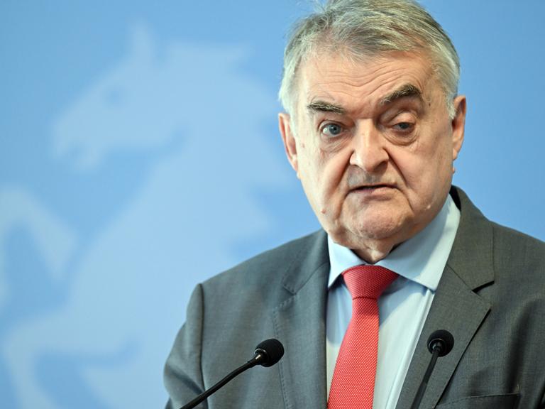 Herbert Reul (CDU), Innenminister von Nordrhein-Westfalen, gibt ein Statement ab. Er trägt einen grauen Anzug, hellblaues Hemd und rote Krawatte.