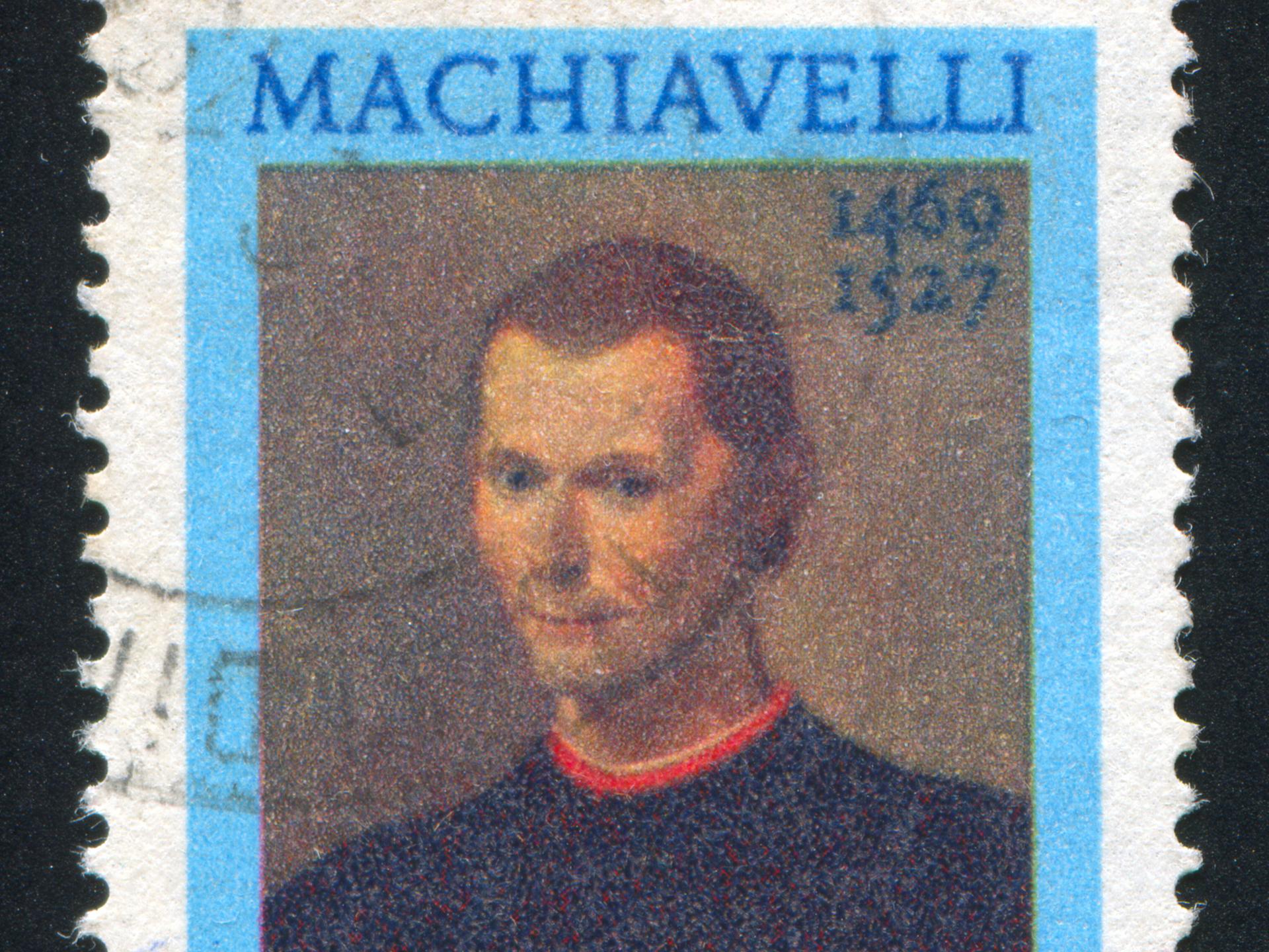 Eine italienische Briefmarke. Darauf ist ein Gemälde, dass den Philosophen Niccolo Machiavelli zeigt. 