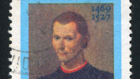 Eine italienische Briefmarke. Darauf ist ein Gemälde, dass den Philosophen Niccolo Machiavelli zeigt. 