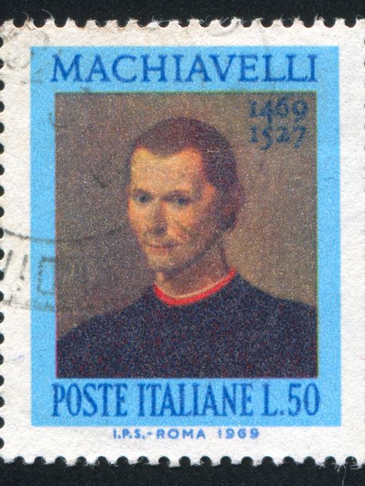 Eine italienische Briefmarke. Darauf ist ein Gemälde, dass den Philosophen Niccolo Machiavelli zeigt. 