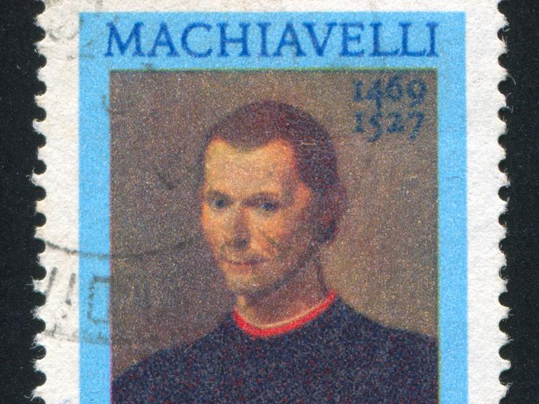 Eine italienische Briefmarke. Darauf ist ein Gemälde, dass den Philosophen Niccolo Machiavelli zeigt. 