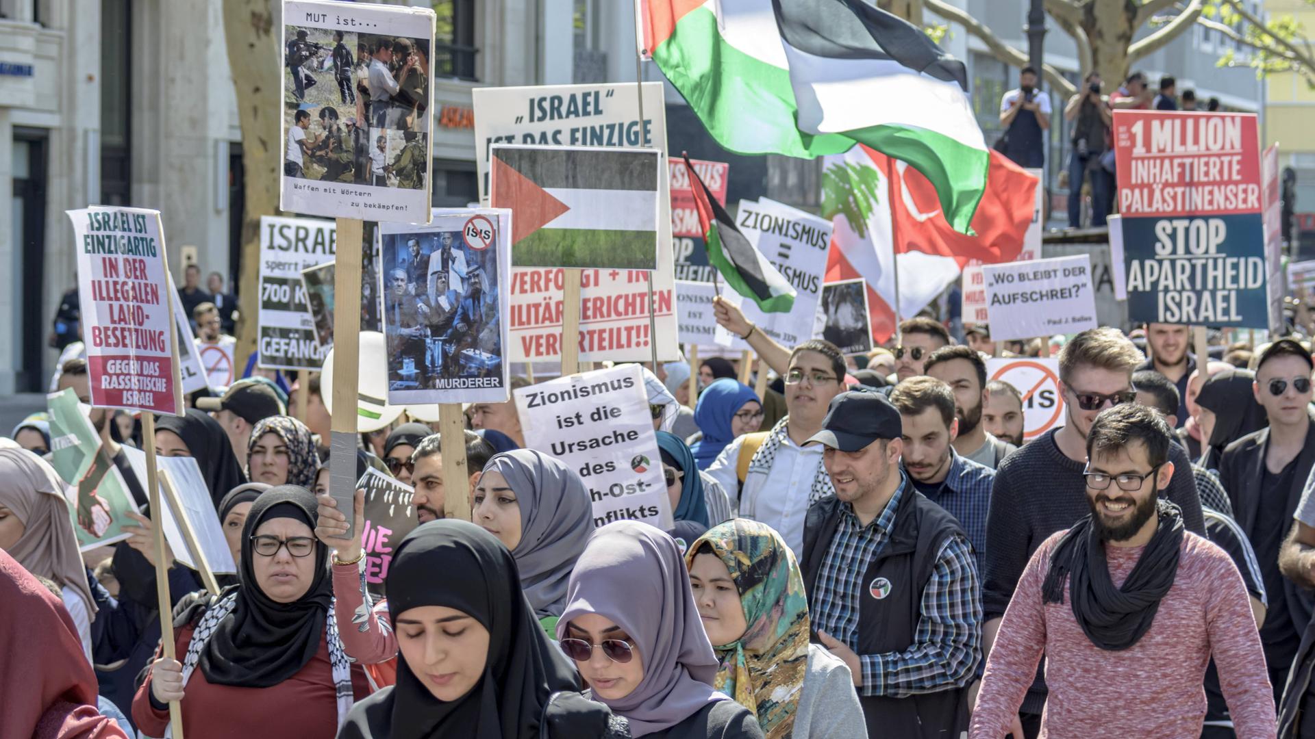 Teilnehmer des Al-Kuds-Marsches 2019 ziehen mit Spruchbändern und Plakaten durch Berlin. Teilnehmer des Al-Kuds-Marsches 2019 ziehen mit Spruchbändern und Plakaten durch Berlin.