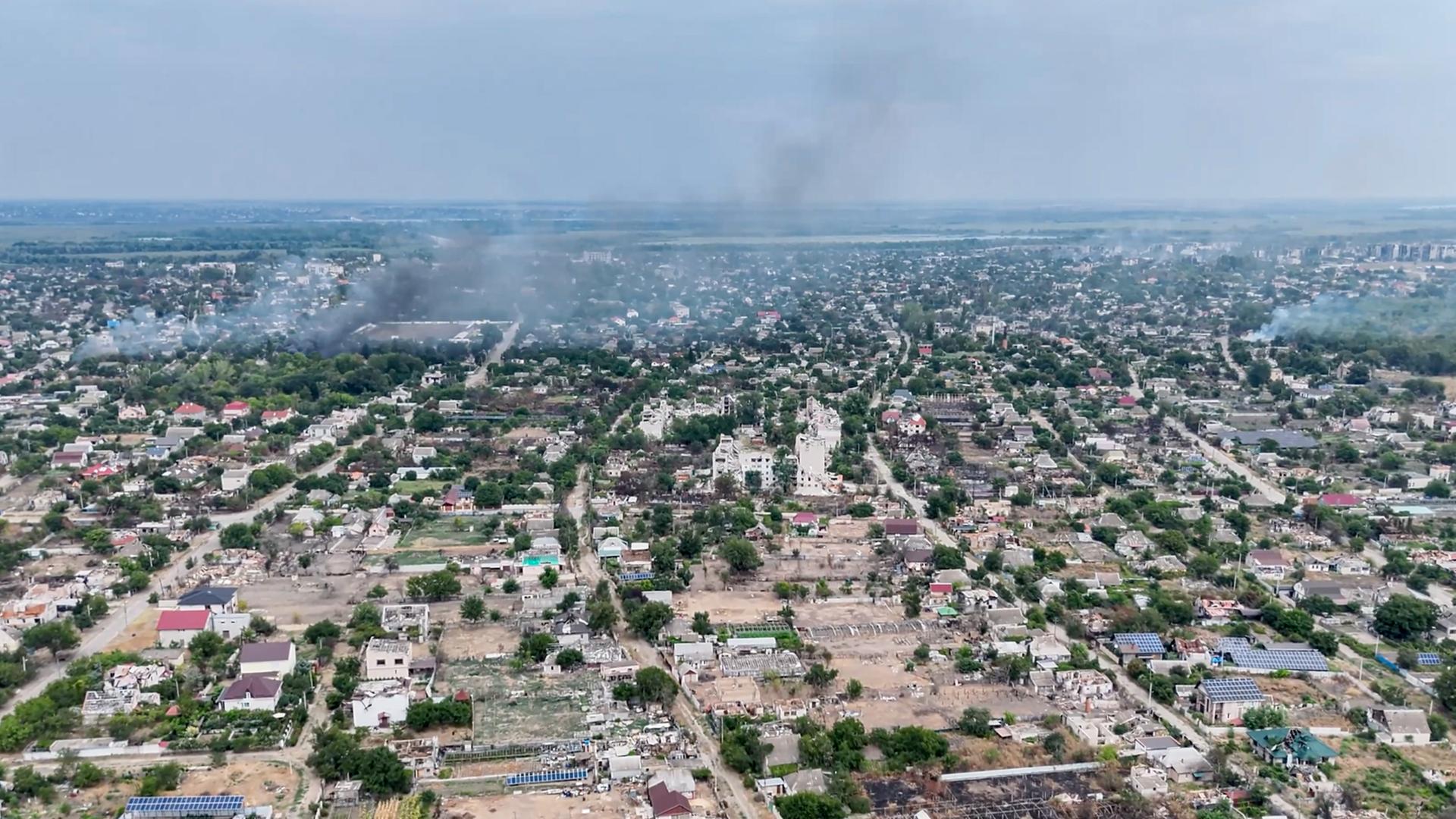 Auf diesem undatierten Bild aus einem Video steigt Rauch aus einem Wohngebiet in der von Russland besetzten Stadt Oleschky auf. 