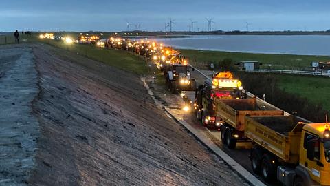 Landwirte mit Traktoren und Lkws stehen im Umfeld des Fähranlegers. Wütende Bauern hinderten Vizekanzler Robert Habeck (Grüne) in Schlüttsiel in Schleswig-Holstein am Verlassen einer Fähre.