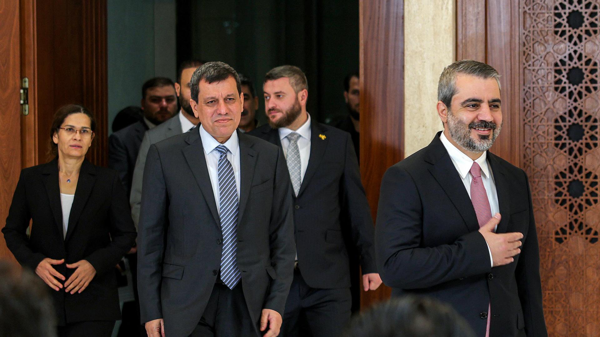 Maslum Abdi (Mitte), Militärführer der von Kurden geführten SDF, trifft zusammen mit Syriens Interimsaußenminister Assad al-Schaibani (rechts) im Volkspalast in Damaskus ein. Maslum Abdi (Mitte), Militärführer der von Kurden geführten SDF, trifft zusammen mit Syriens Interimsaußenminister Assad al-Schaibani (rechts) im Volkspalast in Damaskus ein.