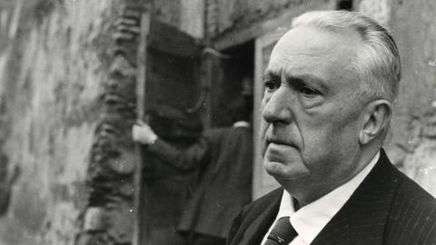 Die  Schwarzweiß-Fotografie aus dem Jahr 1960 zeigt den italienischen Schriftsteller Carlo Emilio Gadda.