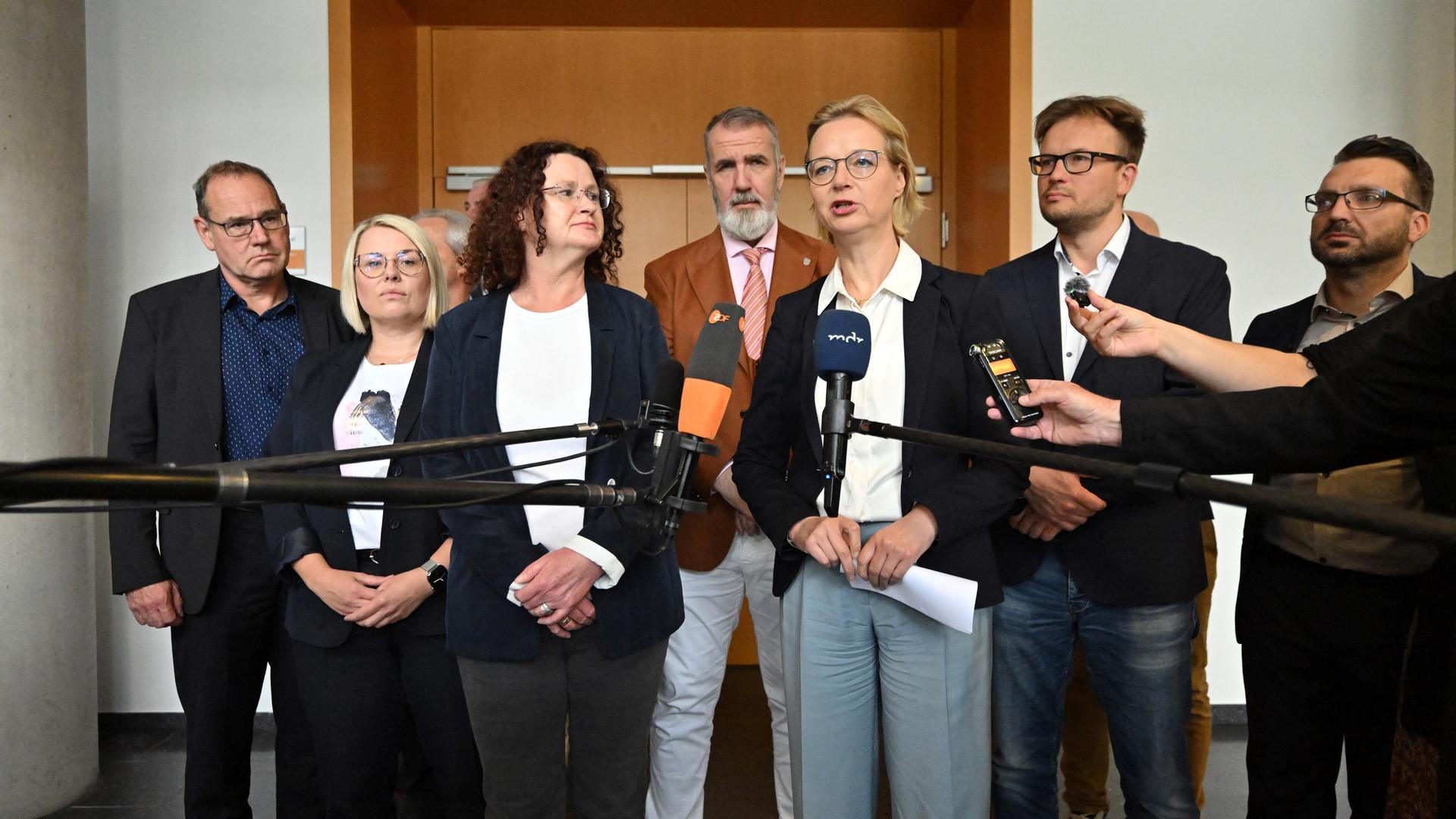Abgeordnete der Landtagsfraktion "Thüringen.Gerecht" stehen nach der ersten Fraktionssitzung im Thüringer Landtag. 