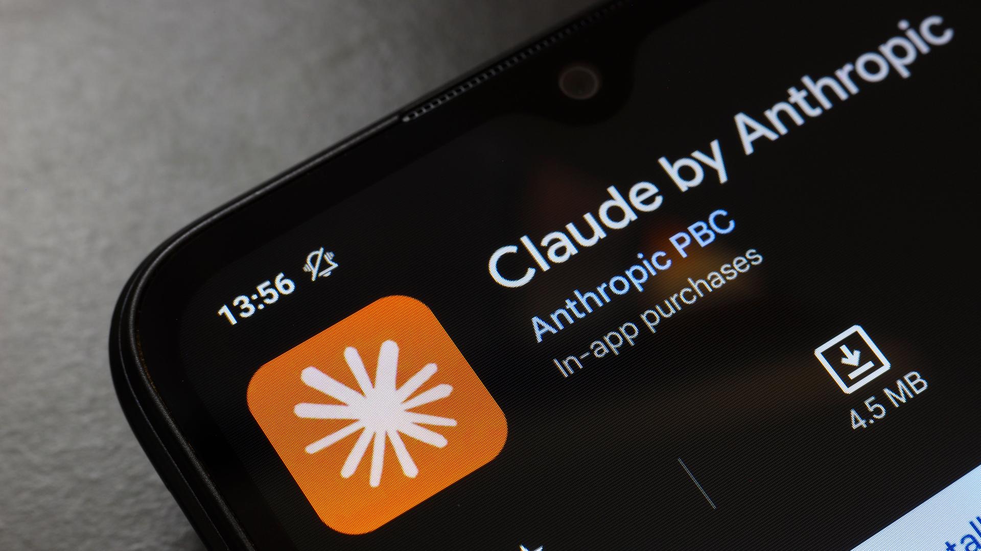 Das Logo der App „Claude by Anthropic“ erscheint auf dem Bildschirm eines Smartphones.