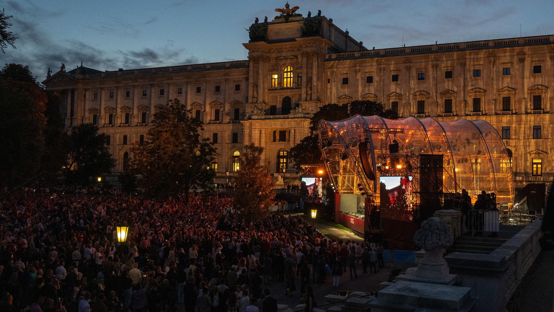 Anlässlich der Eröffnung der Saison 2025/26 treten die Künstler der Wiener Staatsoper im Rahmen einer kostenlosen Open-Air-Gala vor der Hofburg im Burggarten in Wien auf. Tausende Fans lauschen ihnen. Anlässlich der Eröffnung der Saison 2025/26 treten die Künstler der Wiener Staatsoper im Rahmen einer kostenlosen Open-Air-Gala vor der Hofburg im Burggarten in Wien auf. Tausende Fans lauschen ihnen.