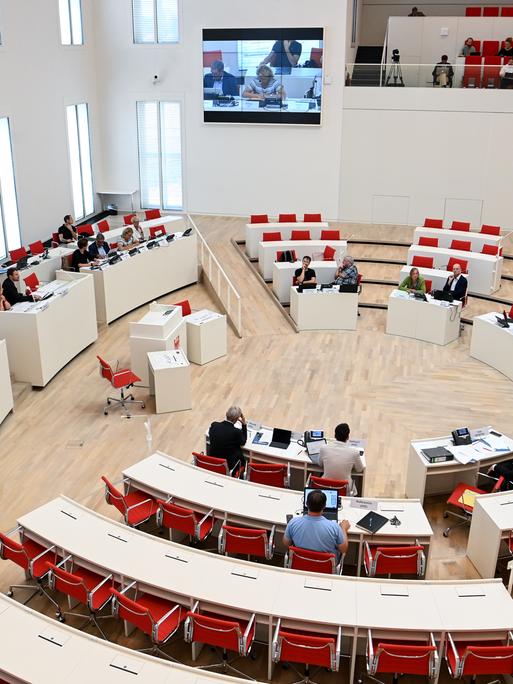 Der Hauptausschuss des Brandenburger Landtags tagt bei einer Sondersitzung im Fall der abberufen Intendantin Schlesinger