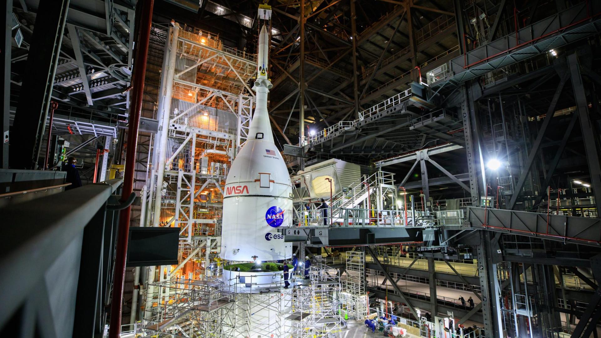 Die SLS-Rakete mit dem Orion-Raumschiff von NASA und ESA an der Spitze in der Montagehalle am Kennedy Space Center