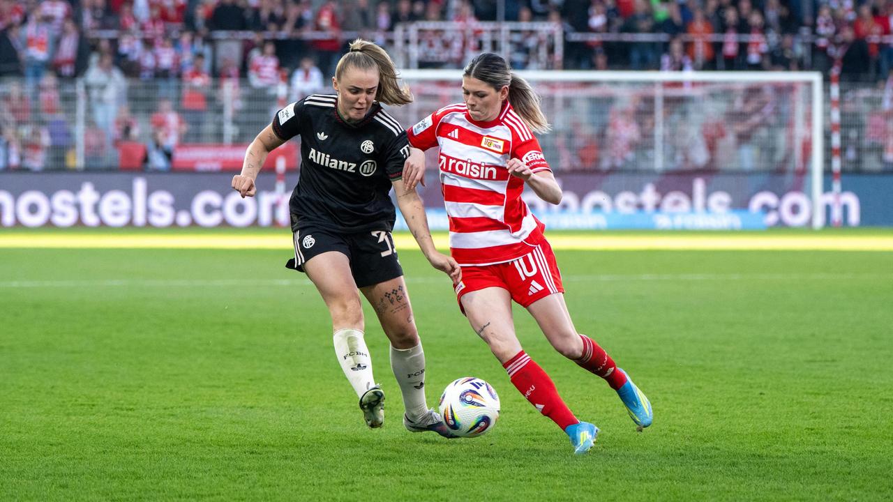 Stanway und Campbell kämpfen um den Ball. Ihre Oberarme berühren sich. Die Blicke sind auf den Ball gerichtet.