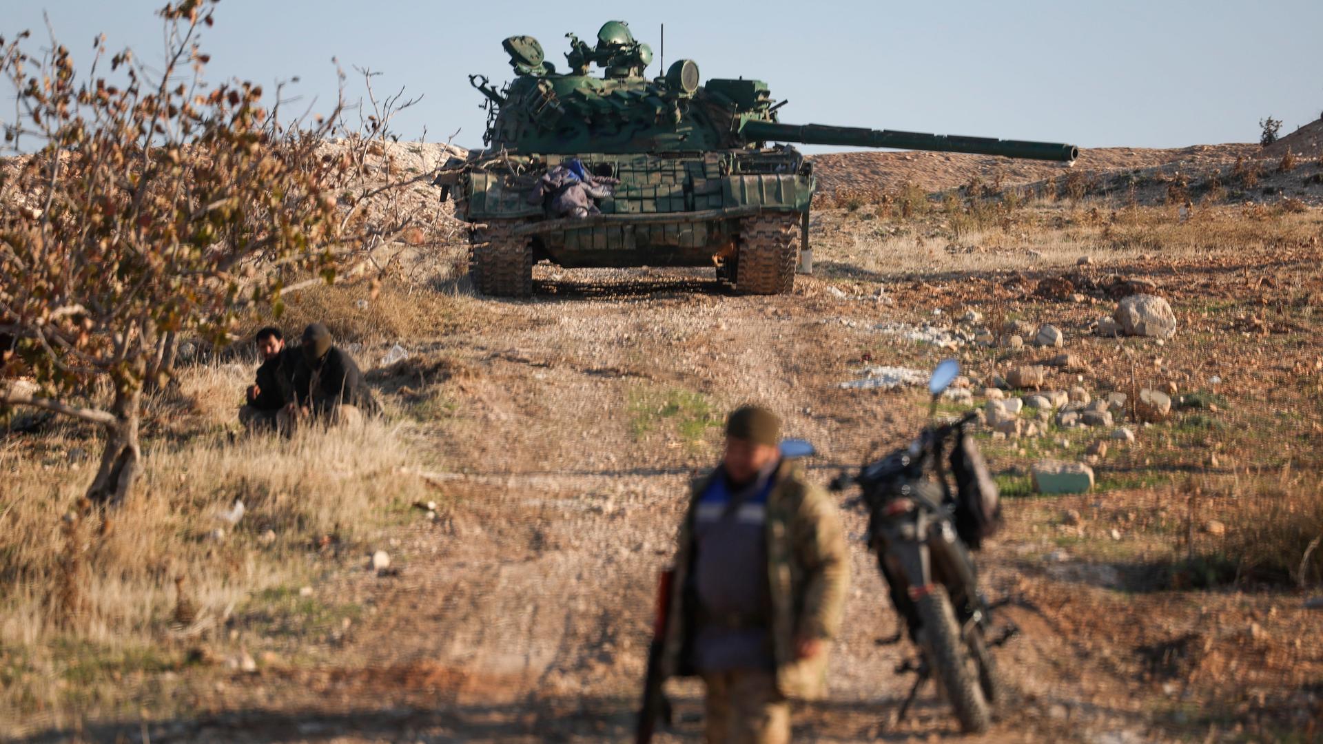 Hama: Ein verlassenes gepanzertes Fahrzeug der syrischen Armee steht auf einem von syrischen Aufständischen kontrollierten Feld in den Außenbezirken von Hama.