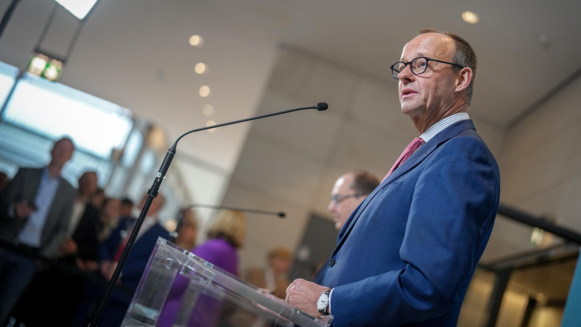 Unionsfraktionsführer Merz gibt eine Pressekonferenz. Neben ihm verschwommen CSU-Landesgruppenchef Dobrindt.