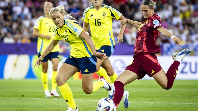 Die deutsche Spielerin Klara Bühl schießt. Eine schwedische Spielerin läuft neben ihr her.
