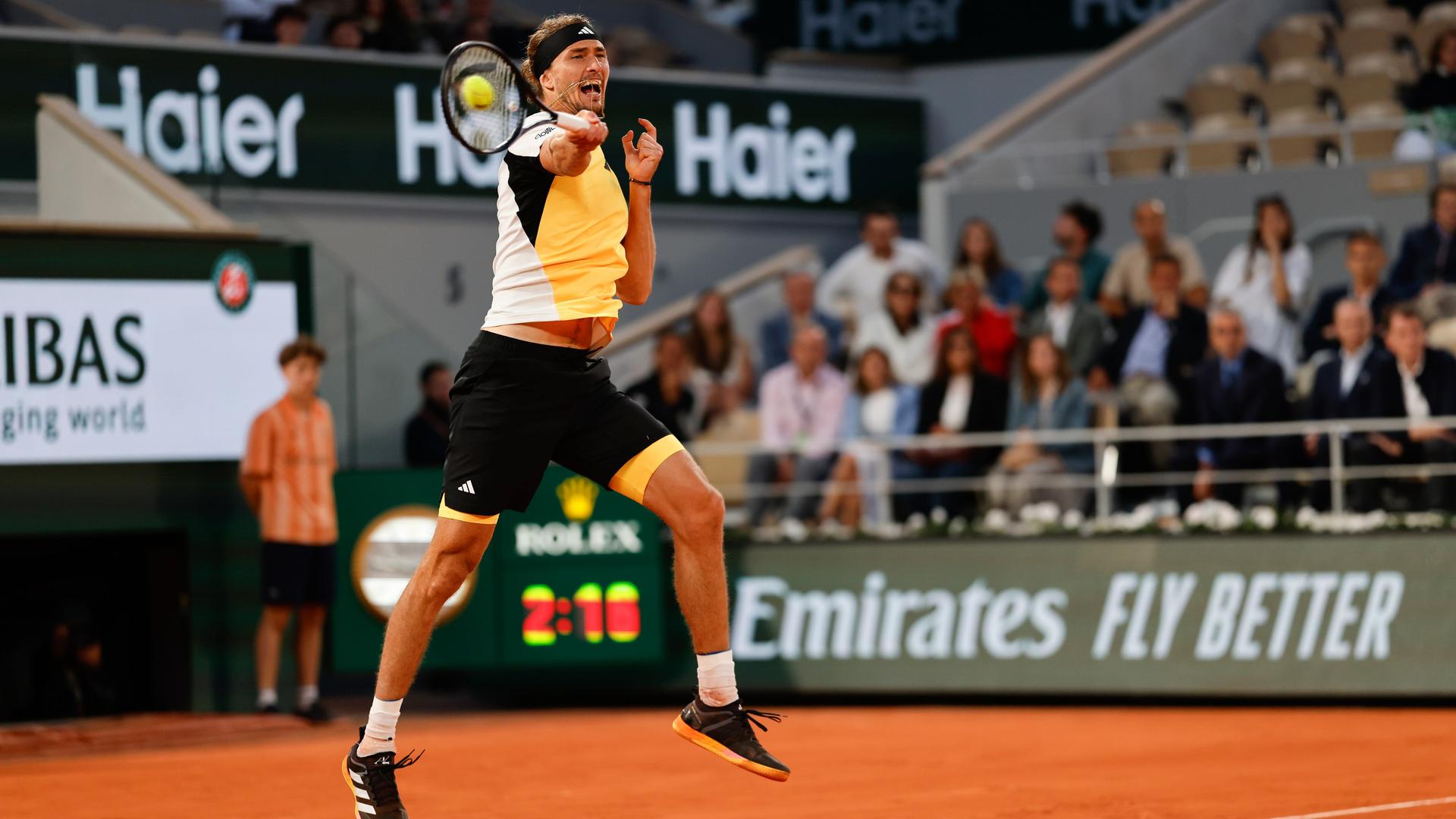 Tennisspieler Alexander Zverev bei einem kraftvollen Schlag mit der Vorhand.