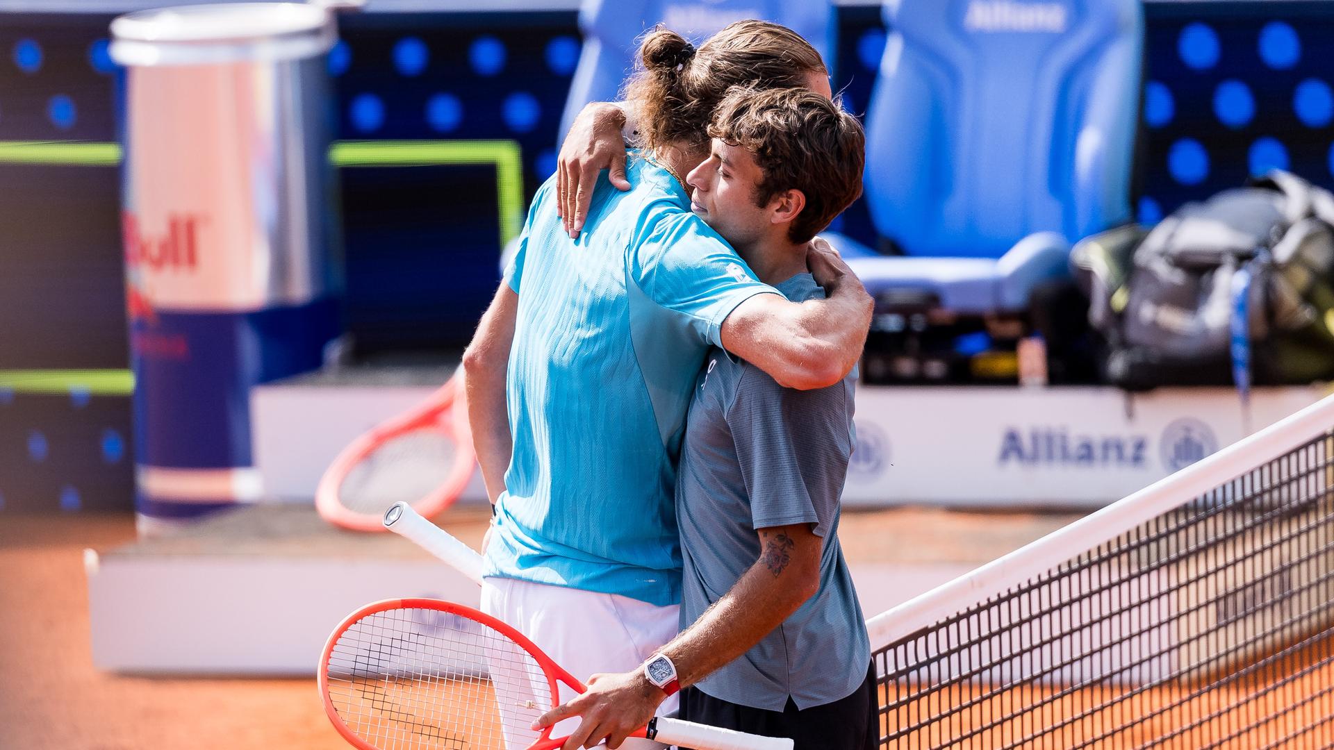 Alexander Zverev umarmt nach der der Niederlage beim ATP-Turnier in München den Sieger Flavio Cobollo