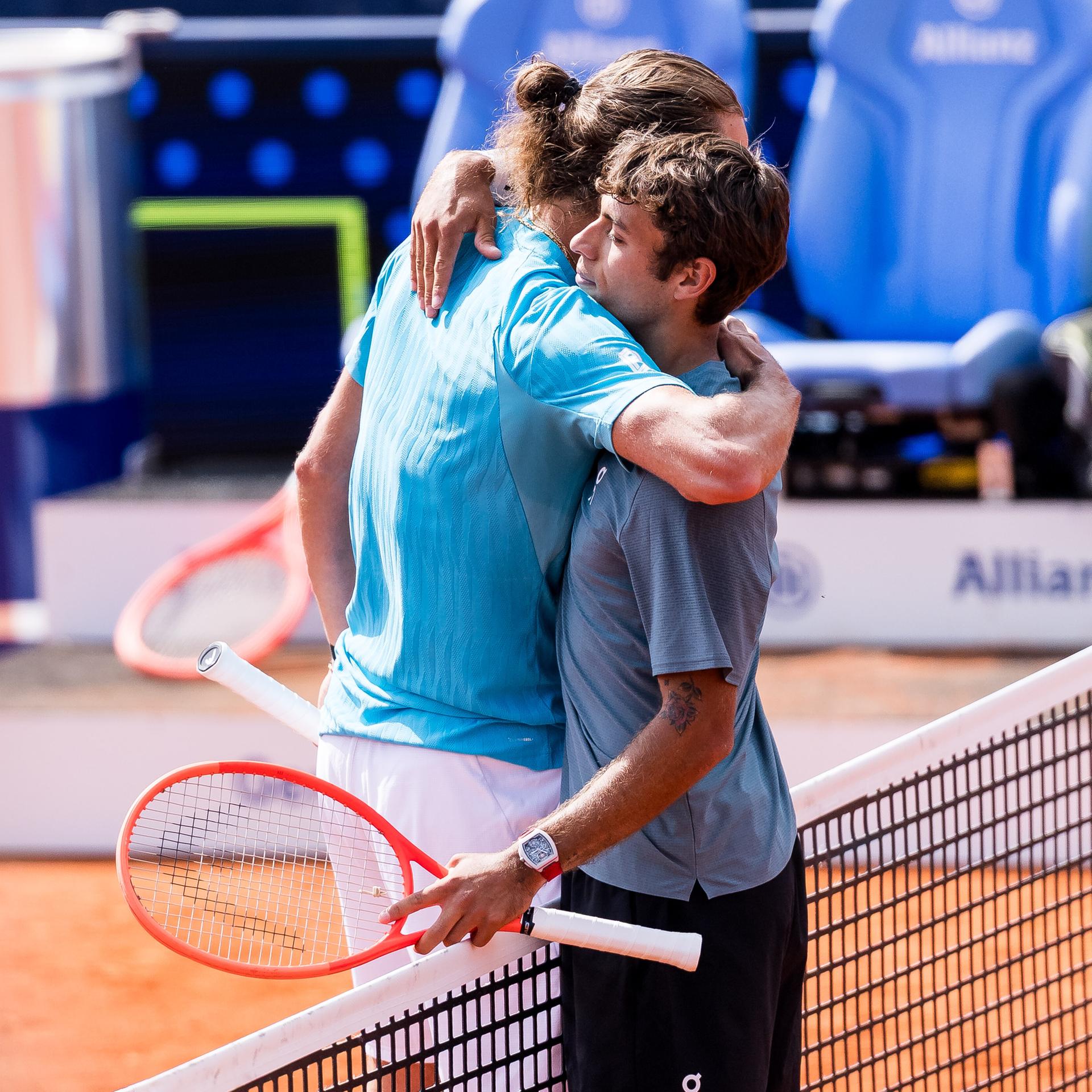 Alexander Zverev umarmt nach der der Niederlage beim ATP-Turnier in München den Sieger Flavio Cobollo