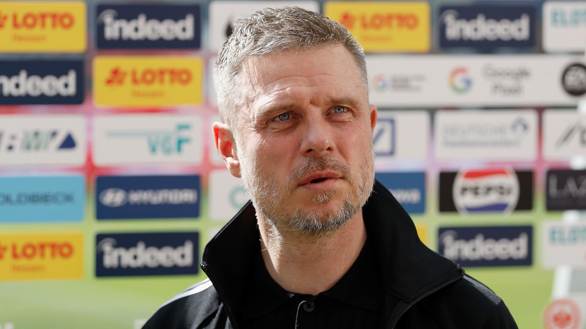 Trainer Alexander Straus (FC Bayern München) der Frauen beim Interview vor Spielbeginn im Deutsche Bank Park. Trainer Alexander Straus (FC Bayern München) der Frauen beim Interview vor Spielbeginn im Deutsche Bank Park.
