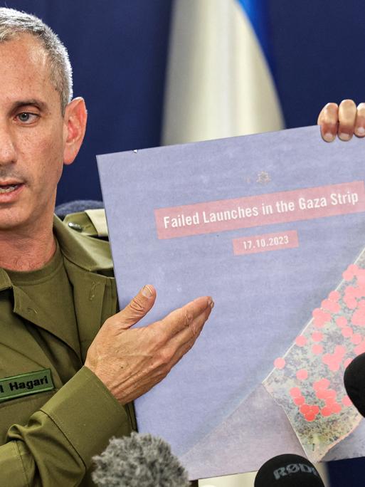 Daniel Hagiri, Sprecher der israelischen Armee. Er deutet auf eine Karte, auf der der Gazastreifen zu sehen ist. 