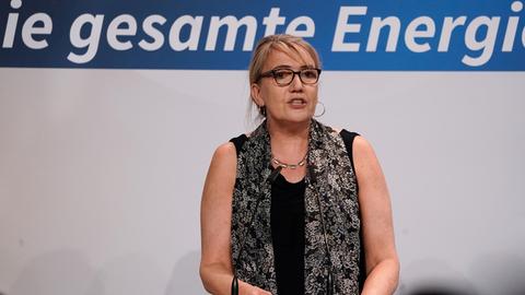  Dr. Simone Peter, Präsidentin des Bundesverband erneuerbare Energie, im Portrait bei ihrer Rede beim Sommerfest Energie, Netze, Verbrauch, die gesamte Energiewirtschaft veranstaltet vom Bundesverband der Erneuerbaren Energie e.V. im Spindler & Klatt in Berlin