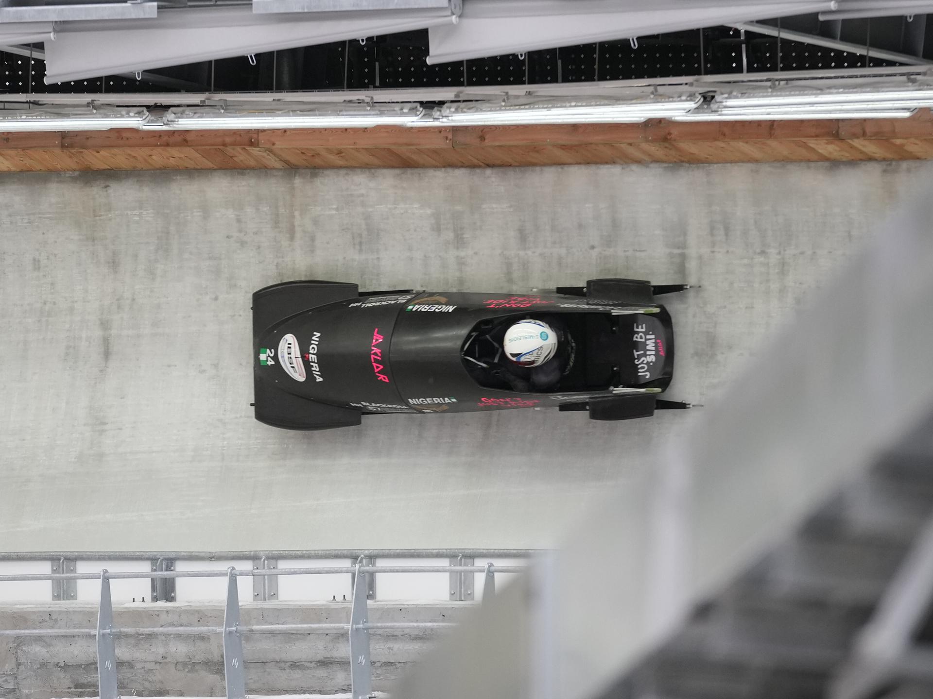 Die Nigerianerin Simidele Adeagbo in ihrem Bob auf einer Bobbahn von oben fotografiert. 