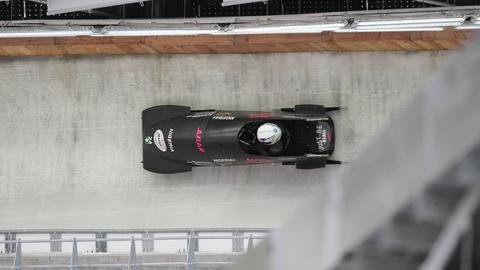 Die Nigerianerin Simidele Adeagbo in ihrem Bob auf einer Bobbahn von oben fotografiert. Die Nigerianerin Simidele Adeagbo in ihrem Bob auf einer Bobbahn von oben fotografiert.