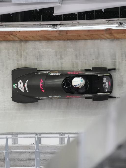 Die Nigerianerin Simidele Adeagbo in ihrem Bob auf einer Bobbahn von oben fotografiert. 