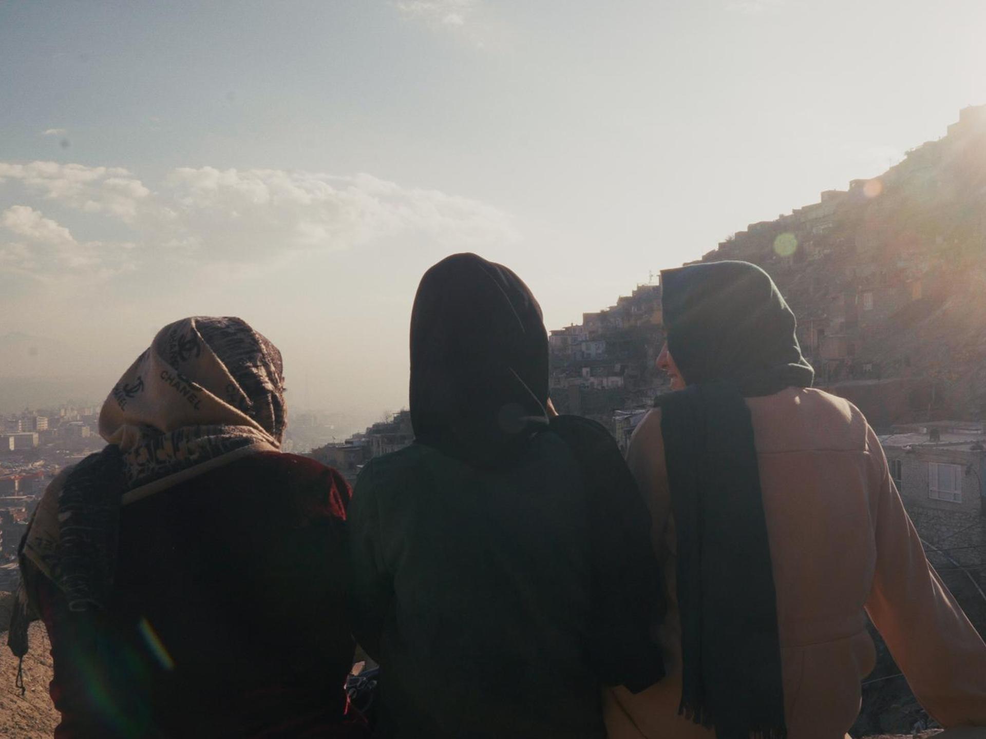 Die Hebammen Fatima und Zahra und deren Schwester Zainab machen Pause auf einem Hausdach in Kabul.