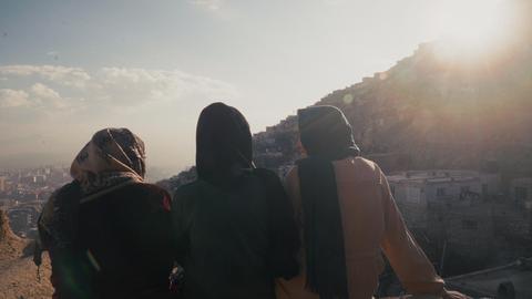 Die Hebammen Fatima und Zahra und deren Schwester Zainab machen Pause auf einem Hausdach in Kabul.