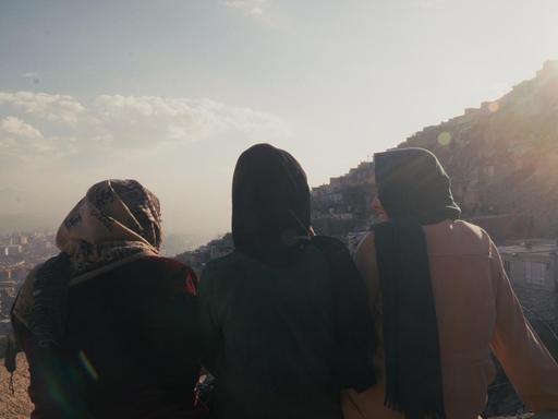 Die Hebammen Fatima und Zahra und deren Schwester Zainab machen Pause auf einem Hausdach in Kabul.