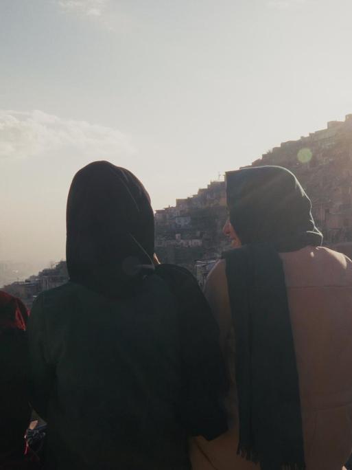Die Hebammen Fatima und Zahra und deren Schwester Zainab machen Pause auf einem Hausdach in Kabul. Die Hebammen Fatima und Zahra und deren Schwester Zainab machen Pause auf einem Hausdach in Kabul.