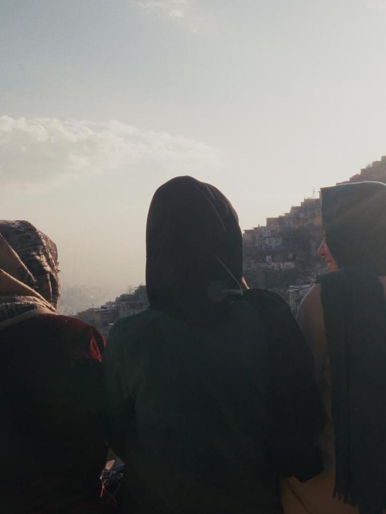 Die Hebammen Fatima und Zahra und deren Schwester Zainab machen Pause auf einem Hausdach in Kabul.