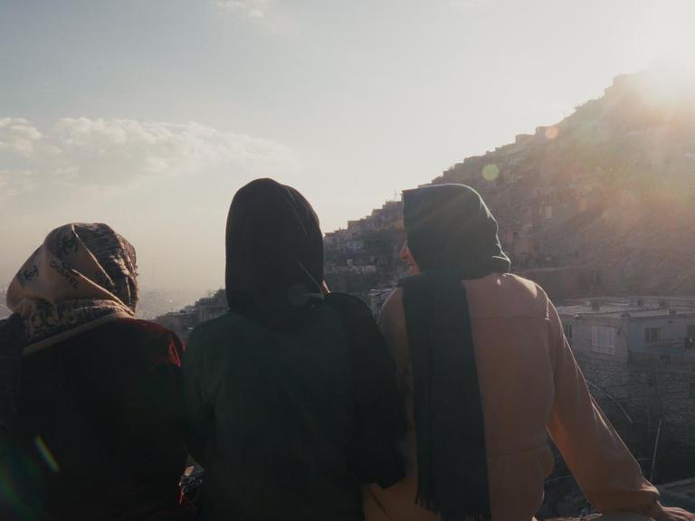 Die Hebammen Fatima und Zahra und deren Schwester Zainab machen Pause auf einem Hausdach in Kabul. Die Hebammen Fatima und Zahra und deren Schwester Zainab machen Pause auf einem Hausdach in Kabul.