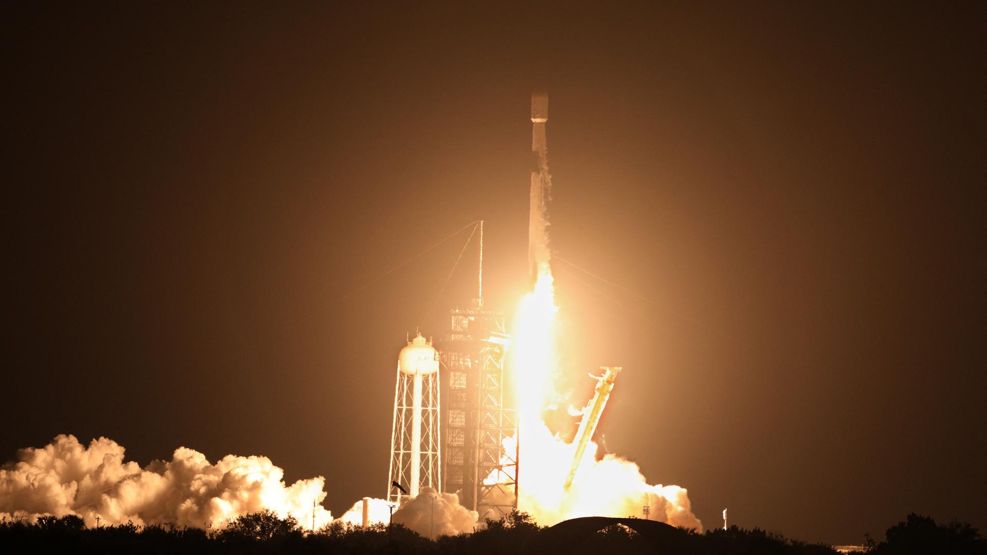 Eine Falcon-9-Rakete von SpaceX hebt am 15. Januar 2025 vom Kennedy Space Center in Cape Canaveral in Florida ab. 