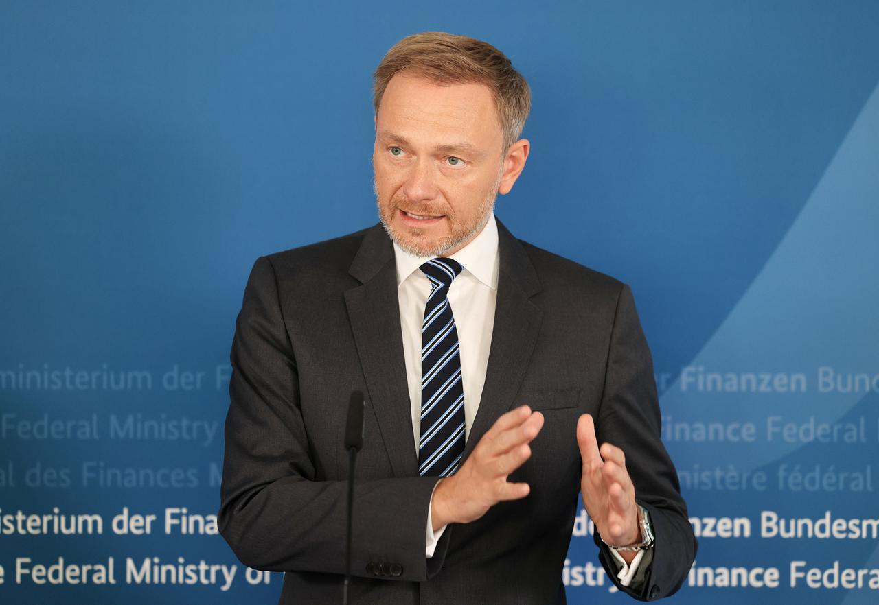 Das Bild zeigt Bundesfinanzminister Lindner. Er stellt das Ergebnis der Herbst-Steuerschätzung vor. 