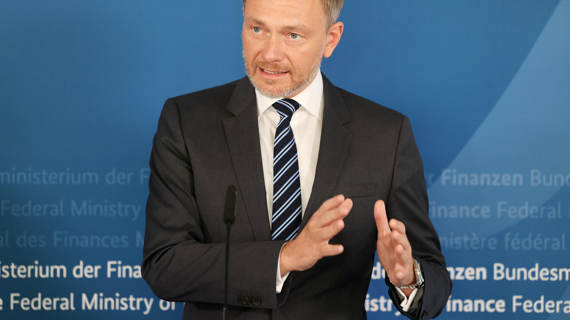 Das Bild zeigt Bundesfinanzminister Lindner. Er stellt das Ergebnis der Herbst-Steuerschätzung vor. Das Bild zeigt Bundesfinanzminister Lindner. Er stellt das Ergebnis der Herbst-Steuerschätzung vor.