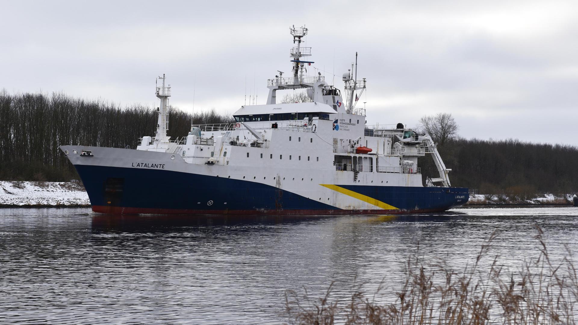 Das Forschungsschiff L'Atalante im Nord-Ostsee-Kanal.